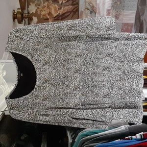 📦💝Beautiful Vintage Notations top w black inside and a really cool light print